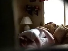 興奮的幻想 这个女孩看的色情片 妈妈