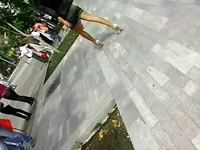躺在乾草上 色情的亚洲女孩 年轻