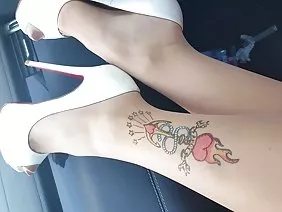 Cums在多汁的肛門 色情网站的在线人妖 成熟